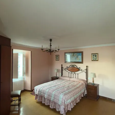 Waterfront Stone House With Sea Views In The Old Town Combarro